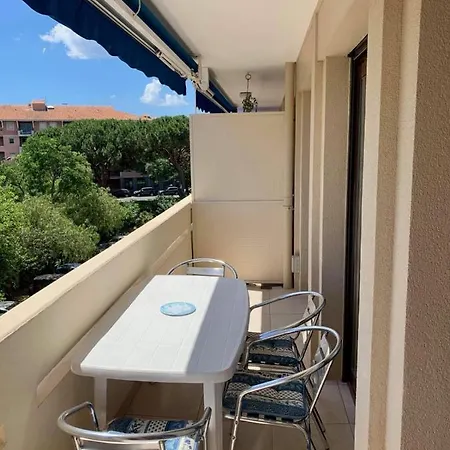 Design Apt With Balcony Near The Beach Apartman *